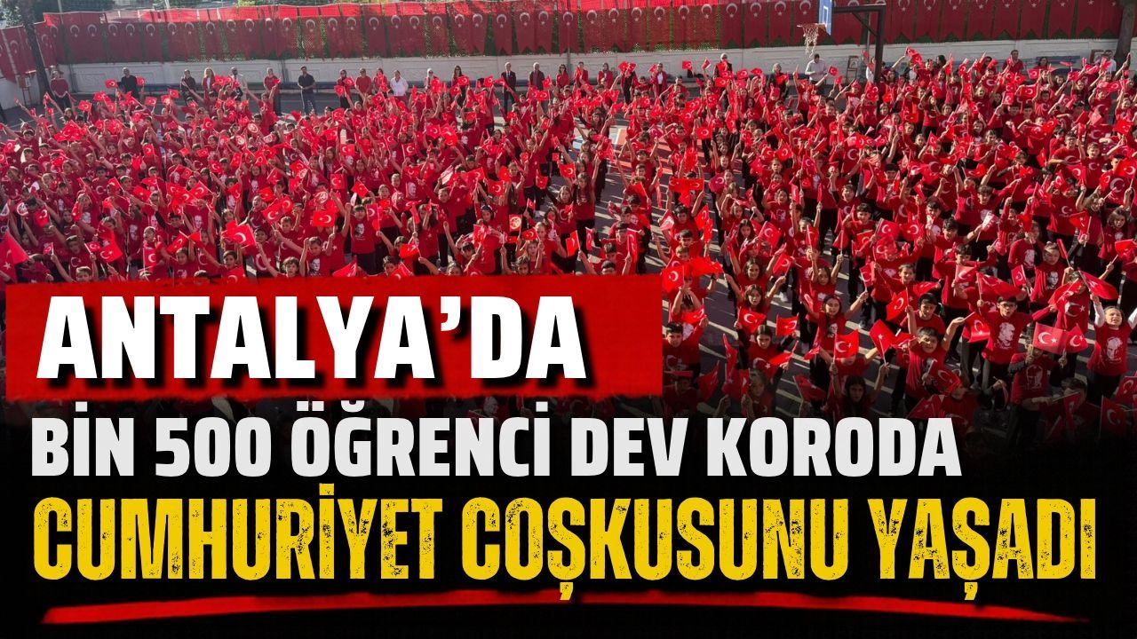 Antalya’da bin 500 öğrenci dev koroda Cumhuriyet coşkusunu yaşadı