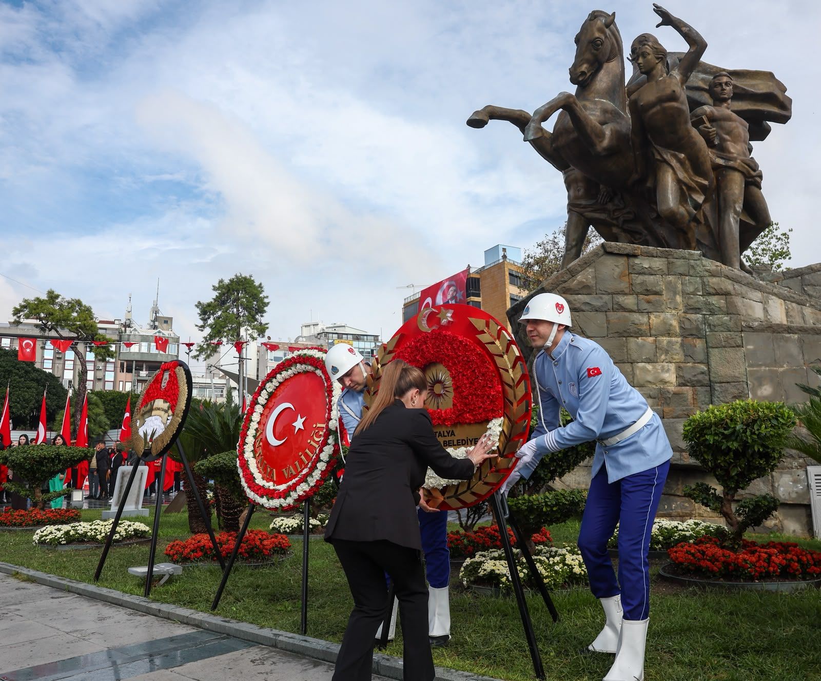 Antalya’da Cumhuriyet Bayramı Kutlamaları Çelenk Sunma Töreniyle Başladı (3)
