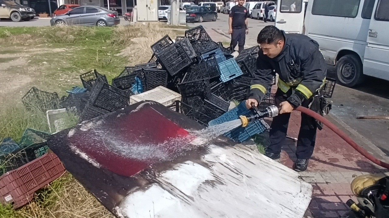 Antalya’da Itfaiye Erinin Türk Bayrağı Hassasiyeti Görenleri Duygulandırdı (1)