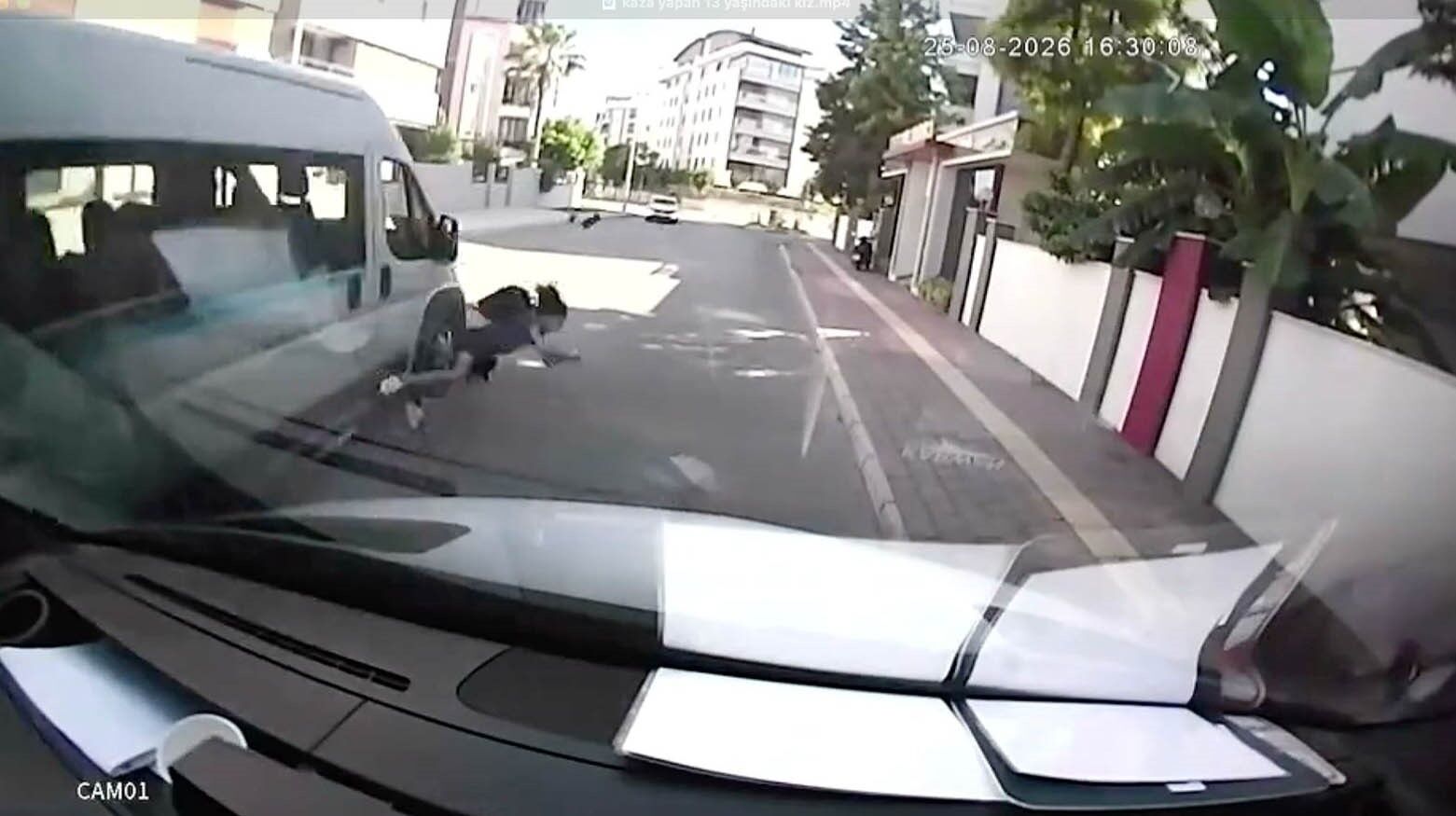 Antalya’da Okul Servisinden Indi Hastanelik Oldu (1)