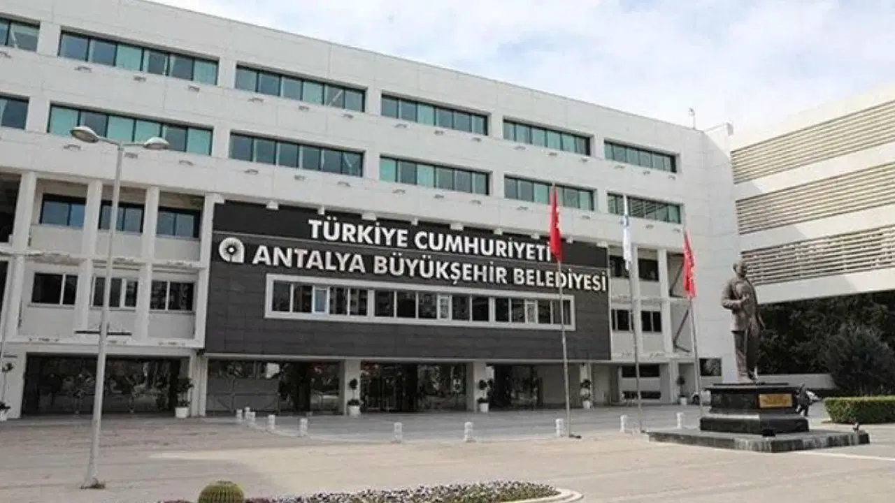 Antalyada Otobuste Yagmura Karsi Semsiye Acildi (1)-2