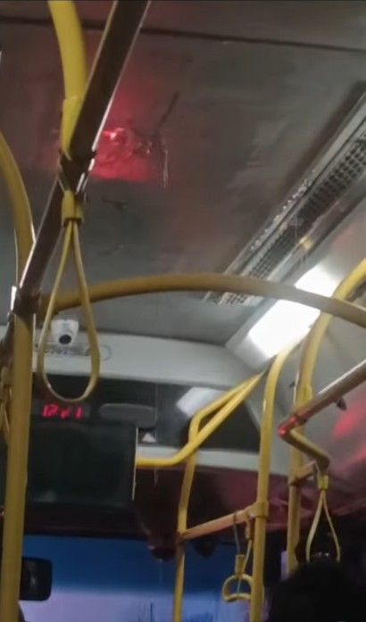 Antalyada Otobuste Yagmura Karsi Semsiye Acildi (2)