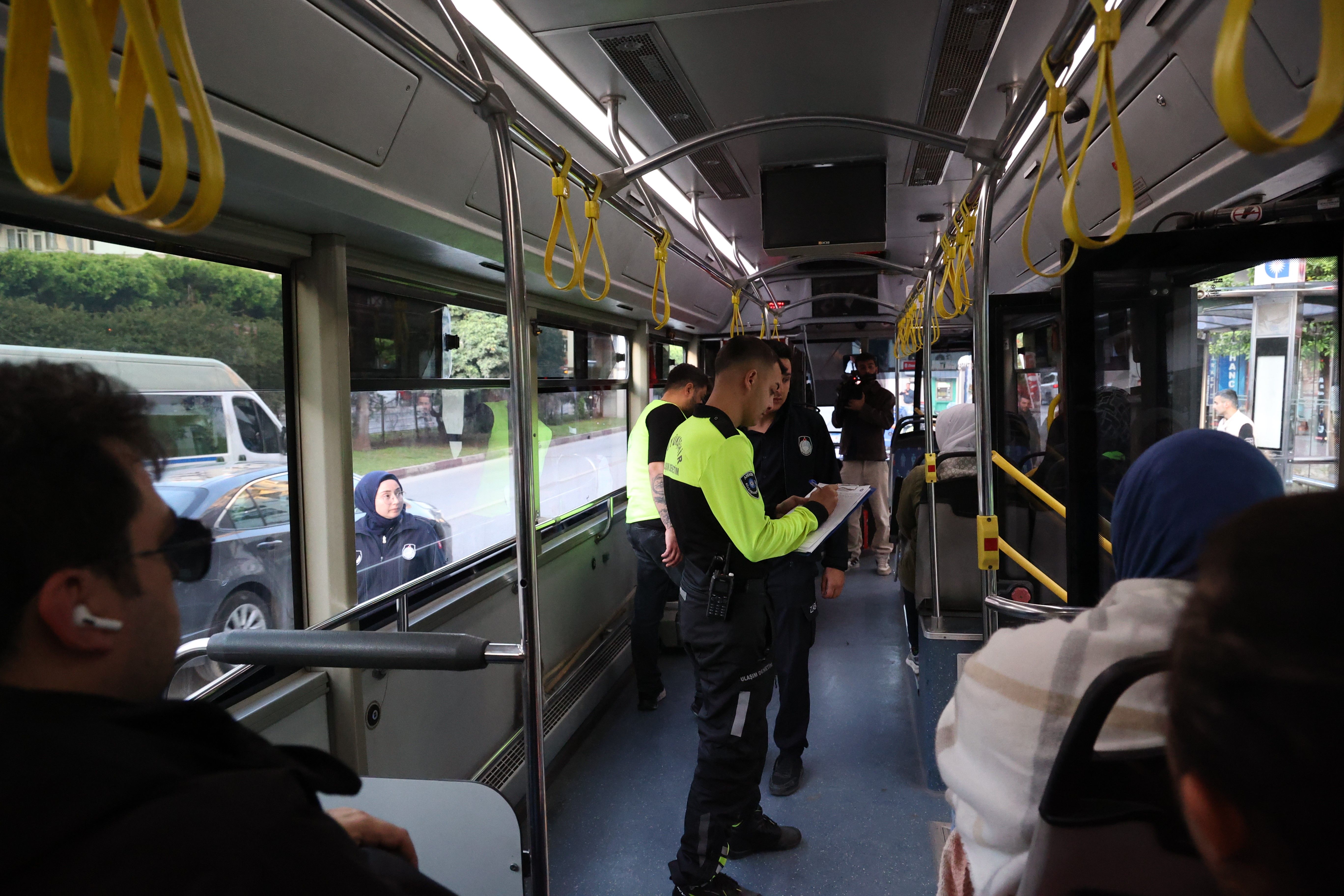 Antalyada Semsiyeli Otobus Skandali Ekipleri Harekete Gecirdi (1)