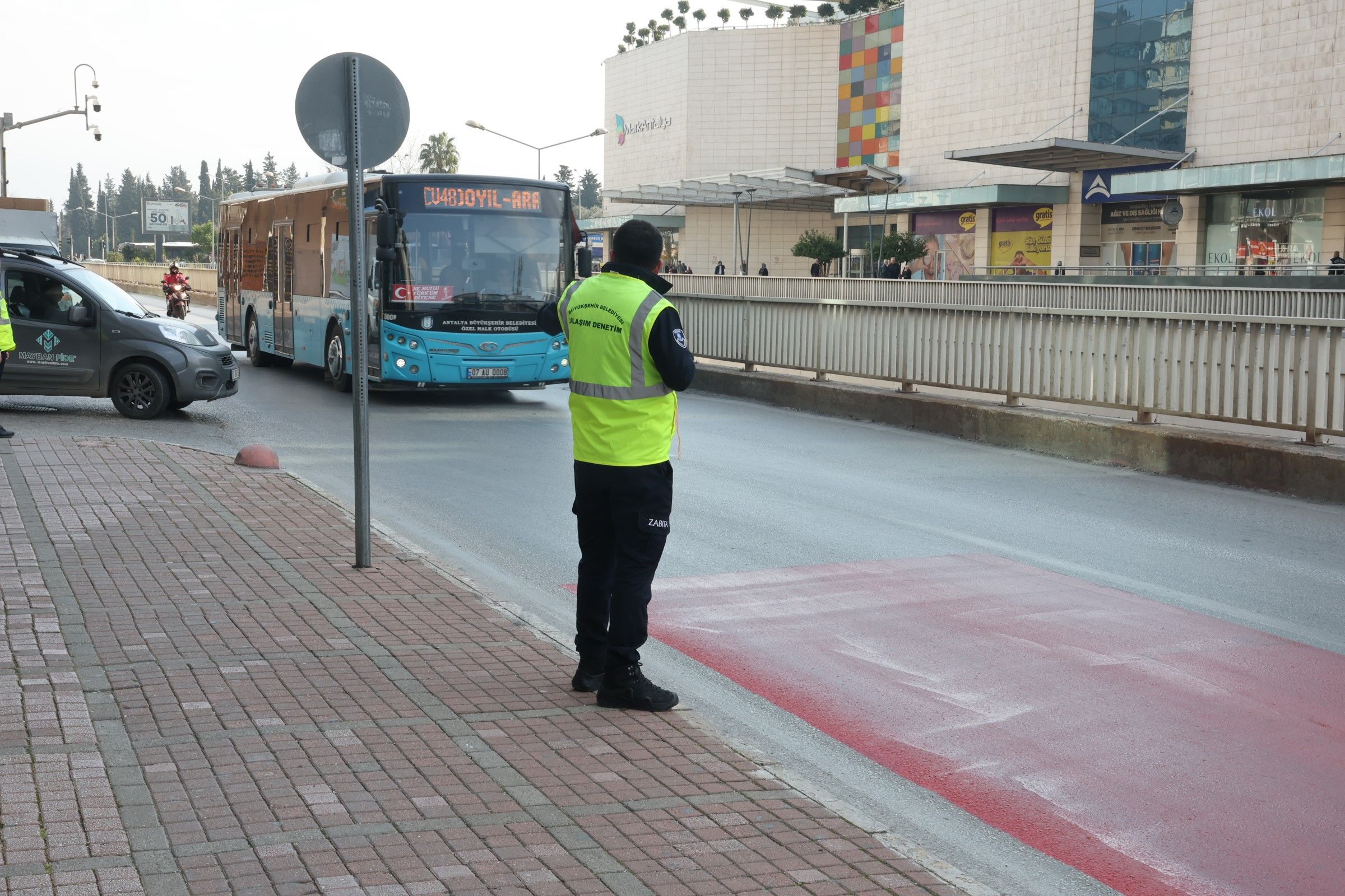 Antalyada Semsiyeli Otobus Skandali Ekipleri Harekete Gecirdi (2)