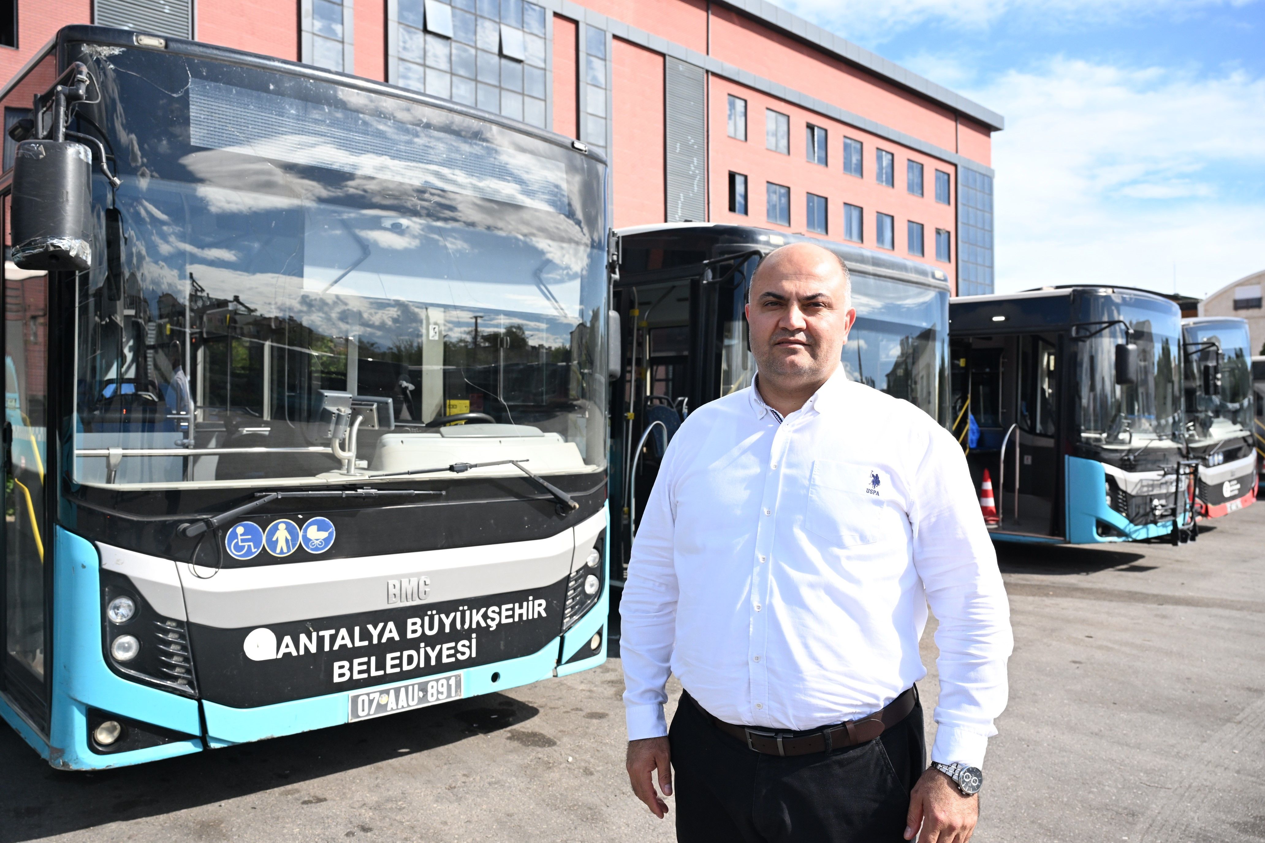 Antalyada Semsiyeli Otobus Skandali Ekipleri Harekete Gecirdi (3)