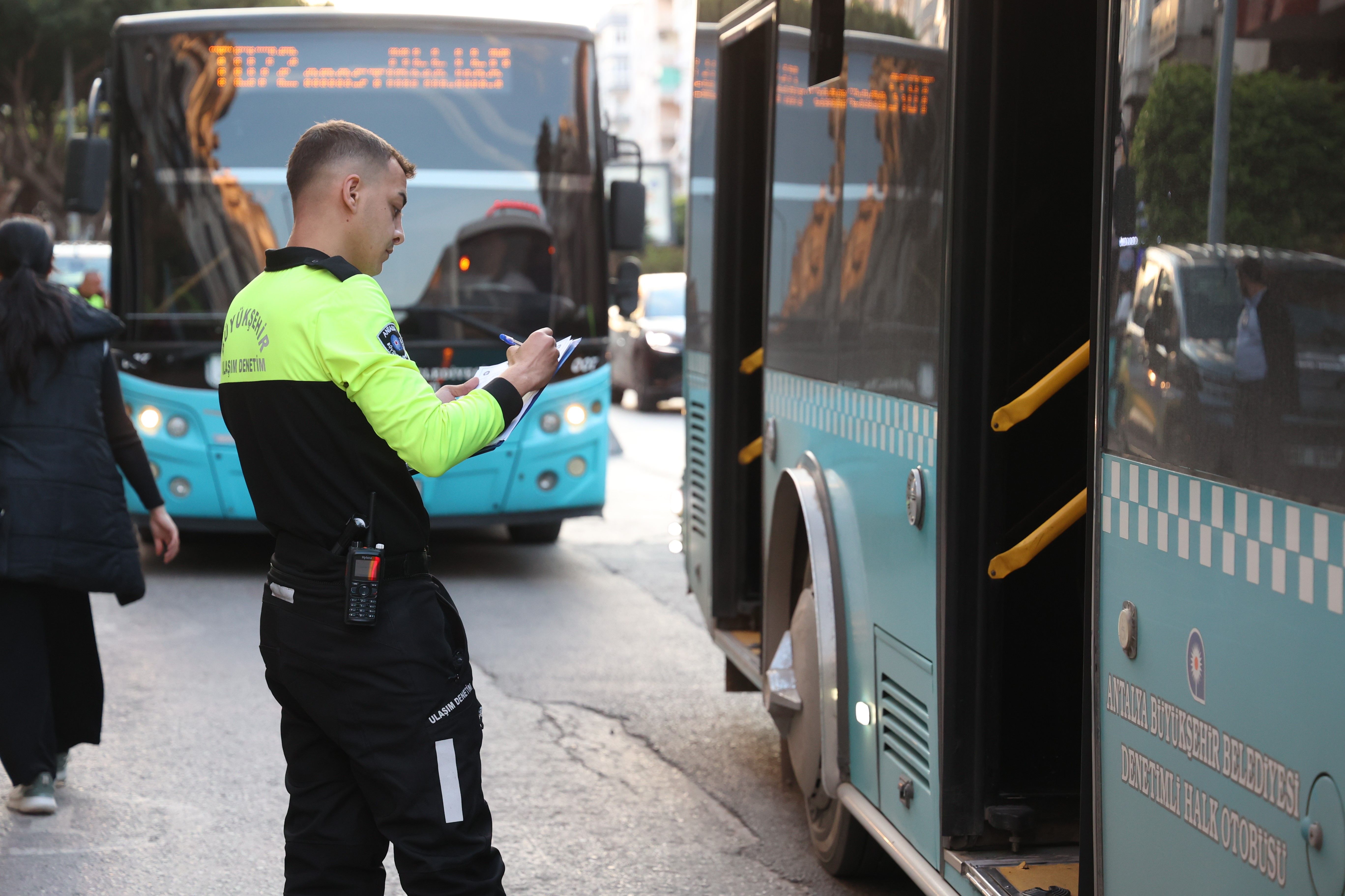 Antalyada Semsiyeli Otobus Skandali Ekipleri Harekete Gecirdi (4)