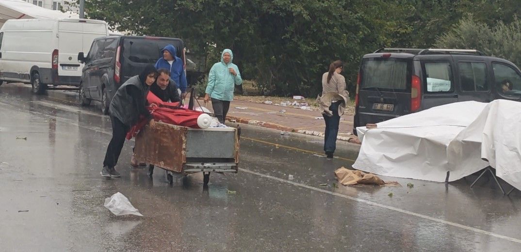 Antalya'da Şiddetli Rüzgar Semt Pazarını Vurdu (2)
