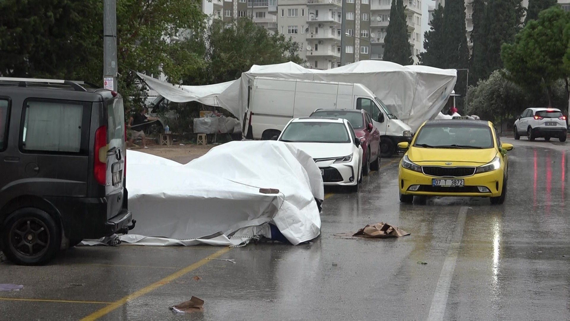Antalya'da Şiddetli Rüzgar Semt Pazarını Vurdu (5)