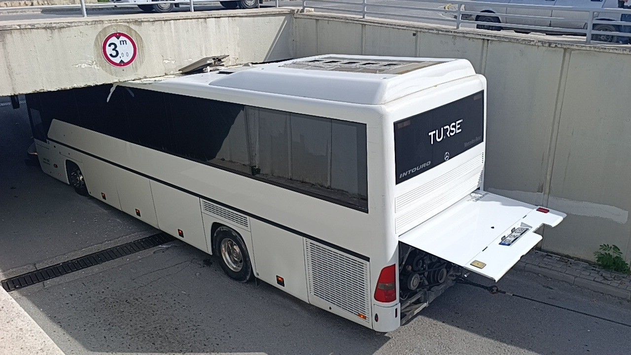 Antalya’da Sıkışan Aracı Simit Ayran Eşliğinde Izlediler (2)