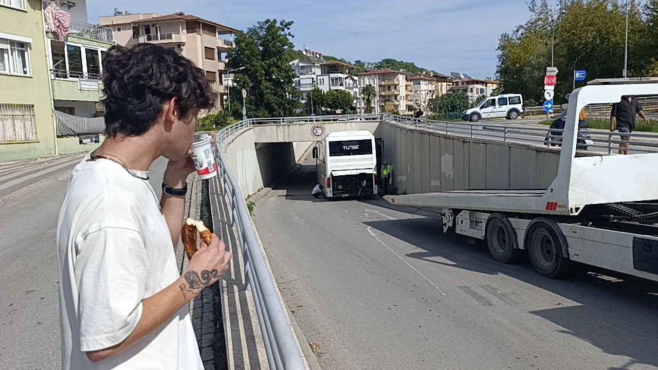 Antalya’da Sıkışan Aracı Simit Ayran Eşliğinde Izlediler (5)