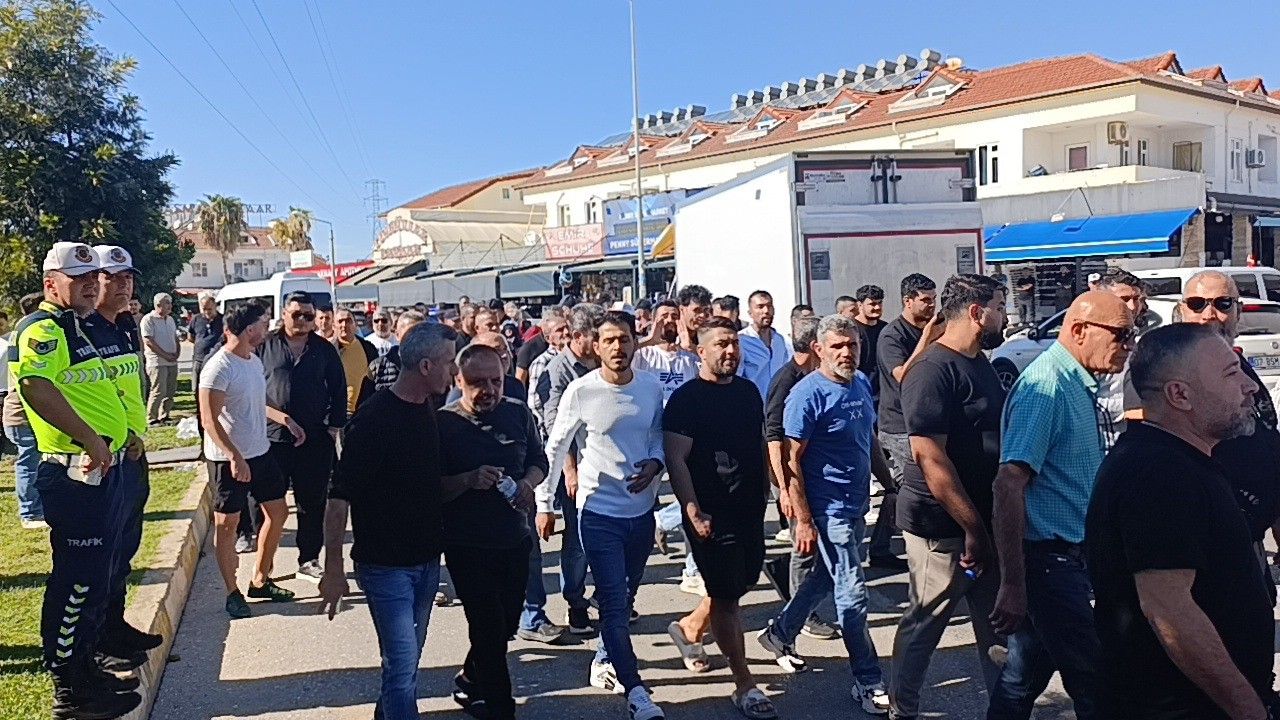 Antalya’da Vatandaşlar Yolu Trafiğe Kapattılar (1)