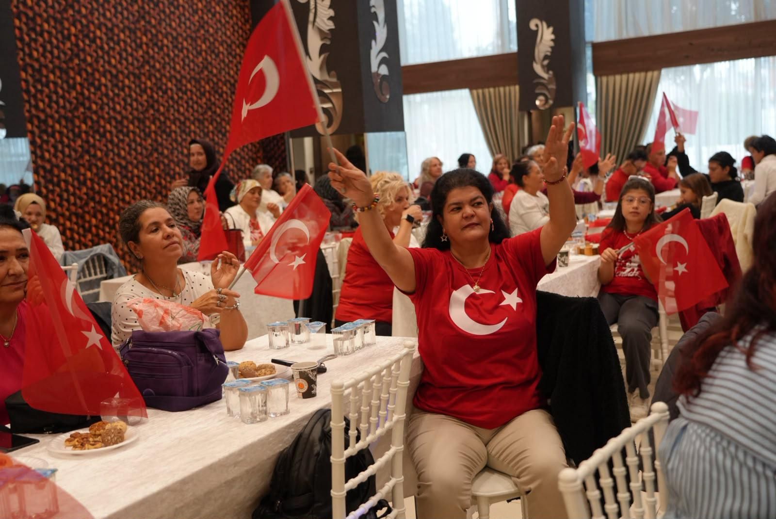 Antalya’daki Kadınlar Matinesi’nde Cumhuriyet Bayramı Coşkusu Yaşandı (5)