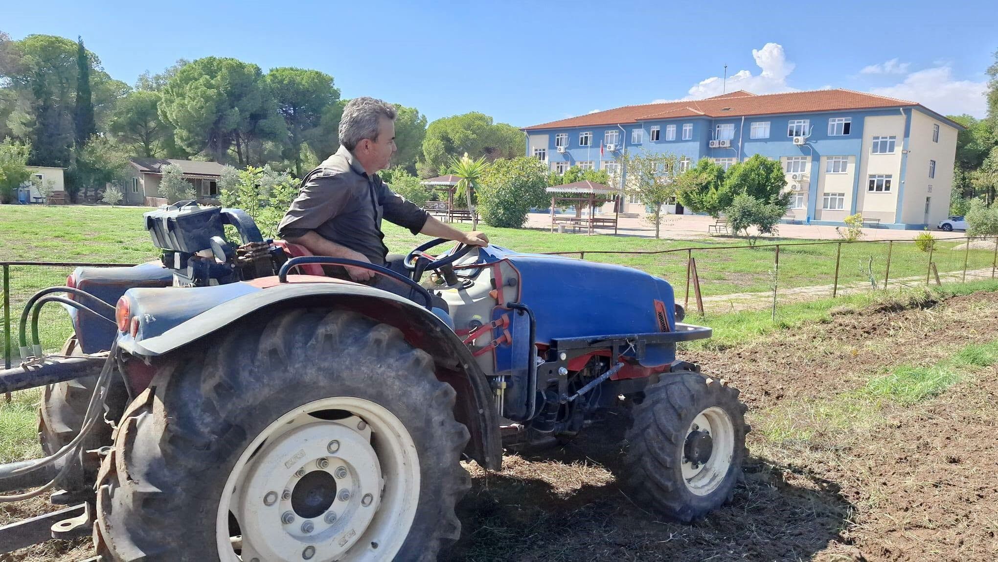 Antalya’daki Okula Traktörle Girdi (1)-1