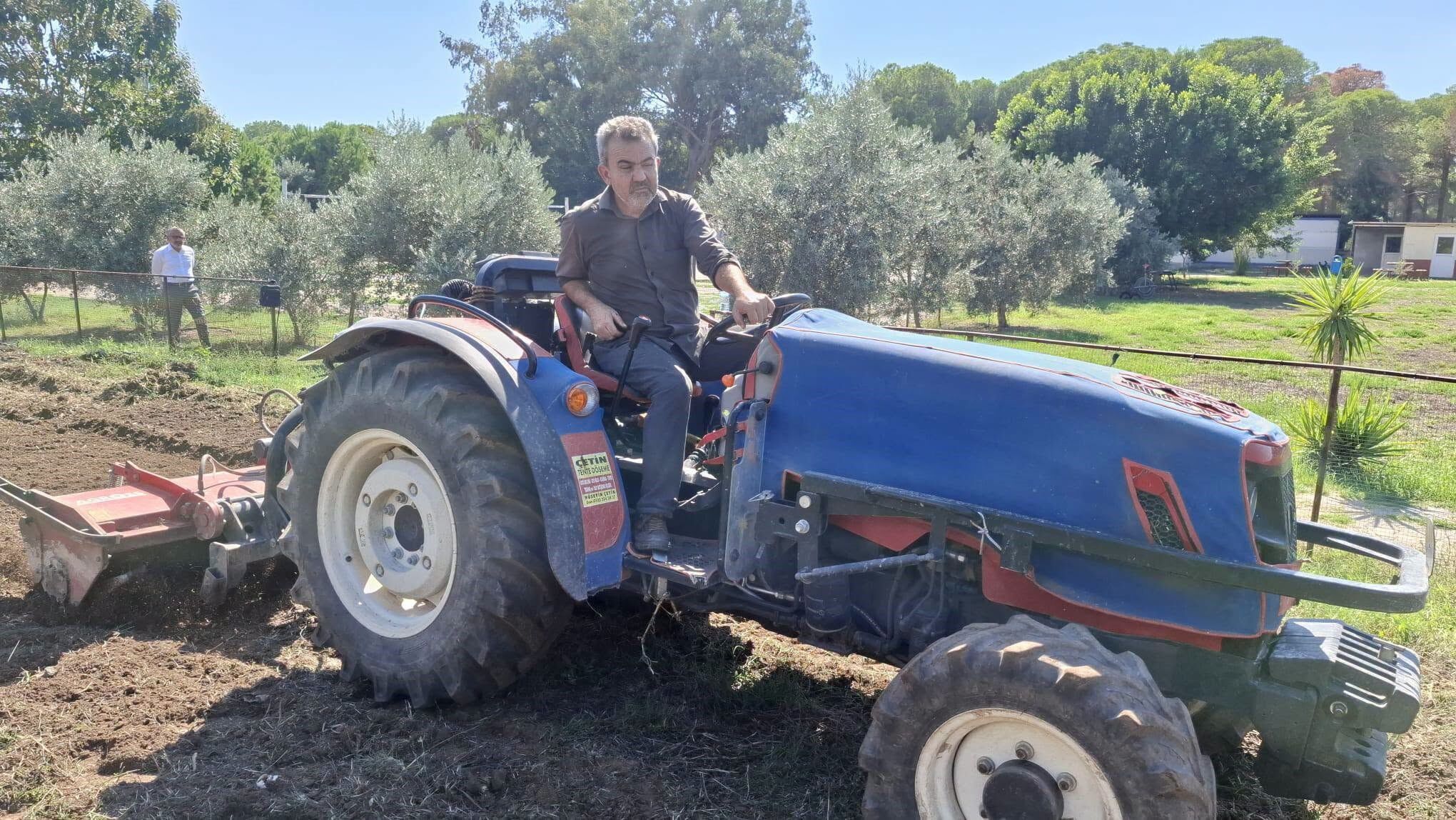 Antalya’daki Okula Traktörle Girdi (2)