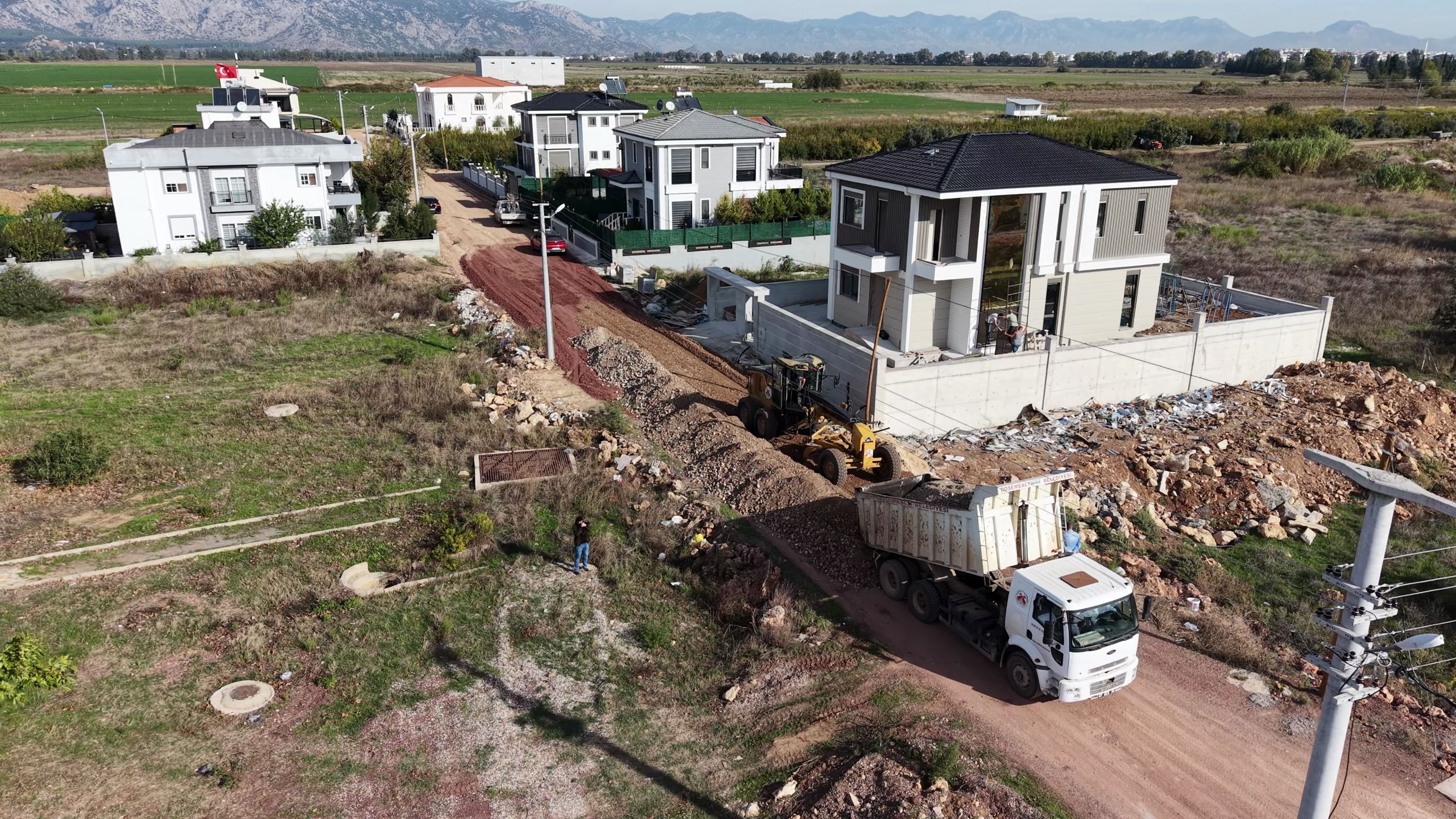 Antalya’nın Yeniköy Mahallesi’nde Yol Çalışması Başladı (4)