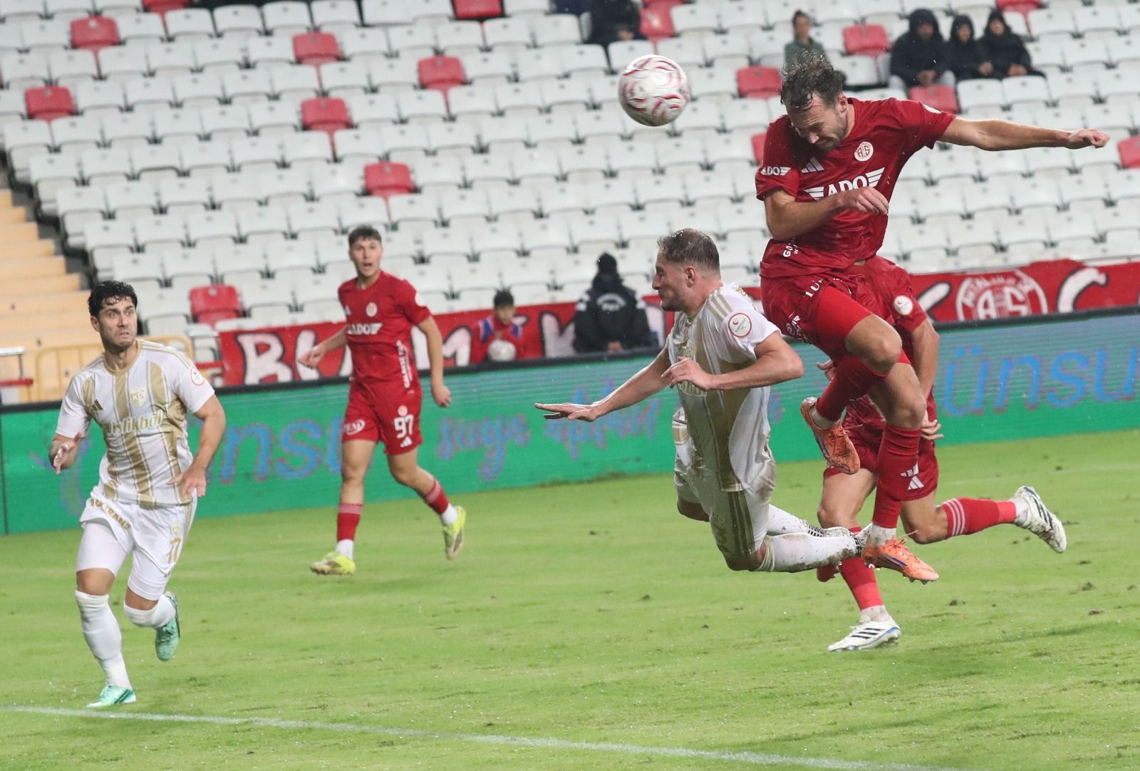 Antalyaspor’da Yarım Asır Sonra Bir Ilk! Camia, 50 Yıl Sonra Gelen Hezimetle Yıkıldı (1)-1