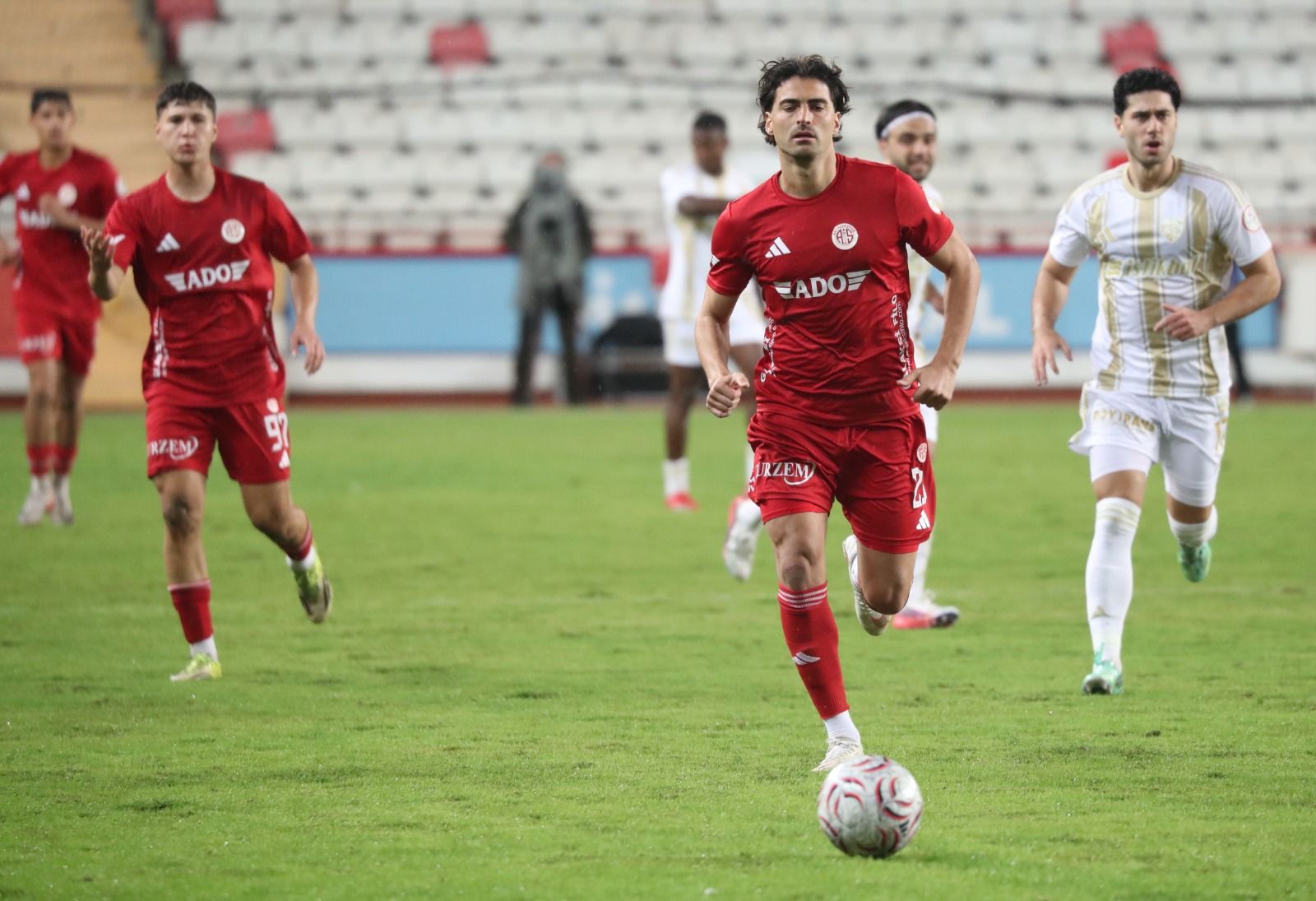 Antalyaspor’da Yarım Asır Sonra Bir Ilk! Camia, 50 Yıl Sonra Gelen Hezimetle Yıkıldı (4)