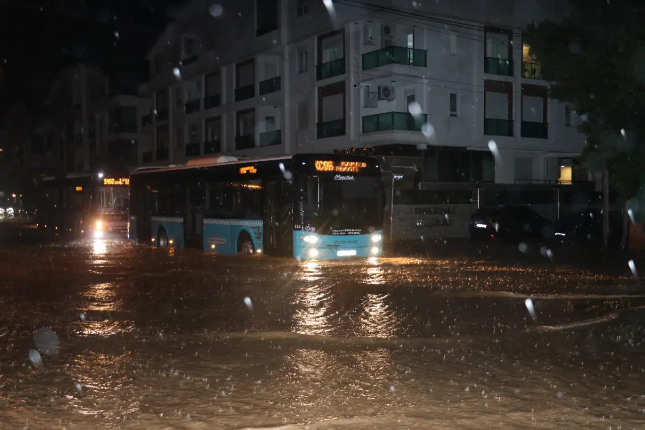 Antalya’ya Kuvvetli Yağış Uyarısı! Sel Ve Hortum Riski Var (5)