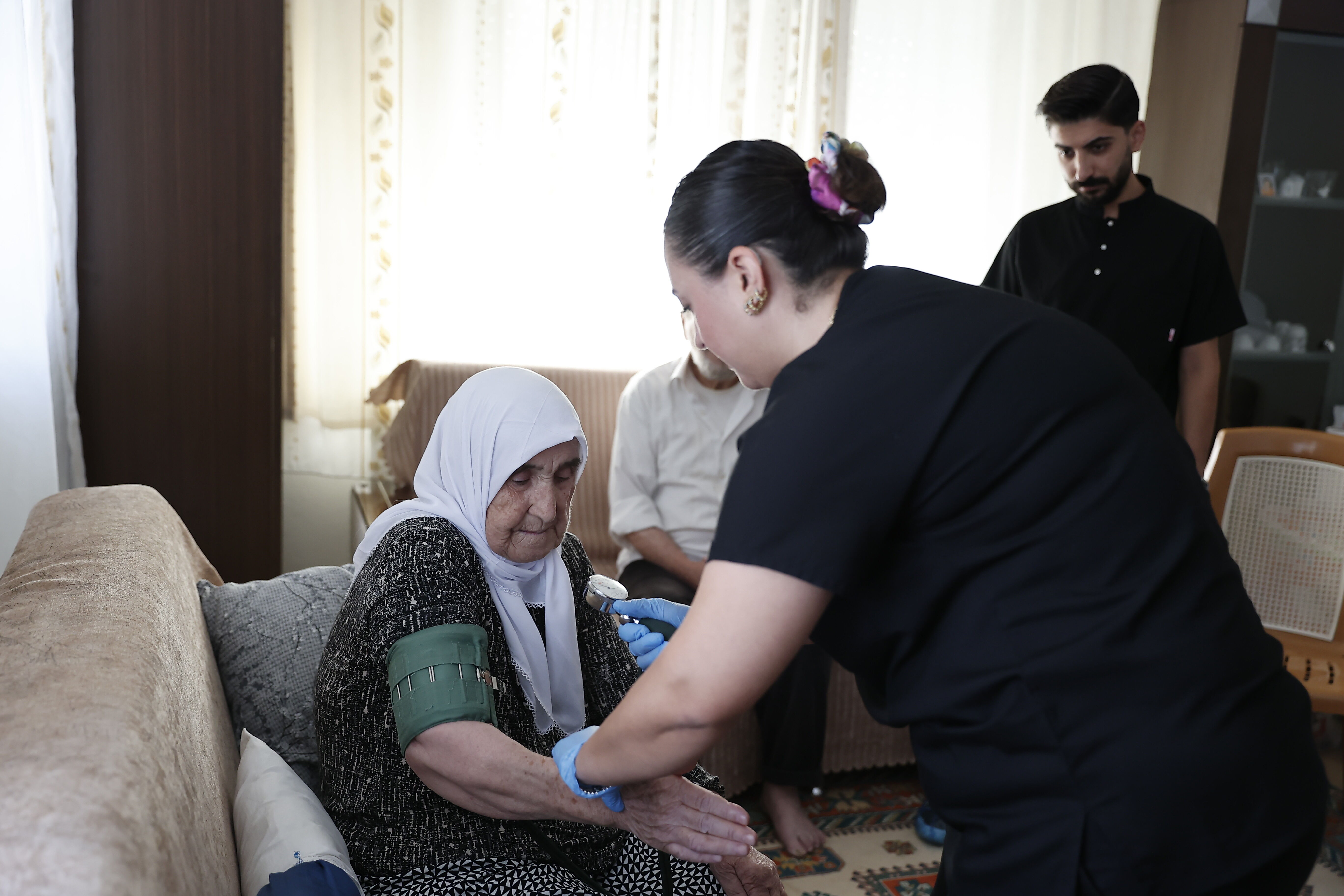Büyükşehir’in Evde Sağlık Hizmetleriyle Vatandaşların Yüzleri Gülüyor (1)