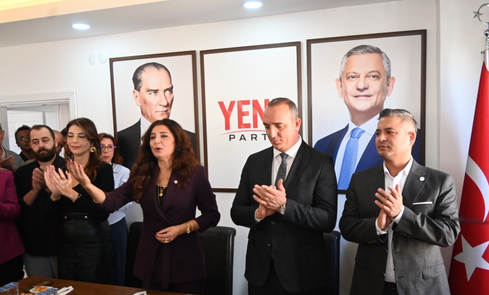 Cem Kotan Yeni Parti Rozetini Taktı (2)