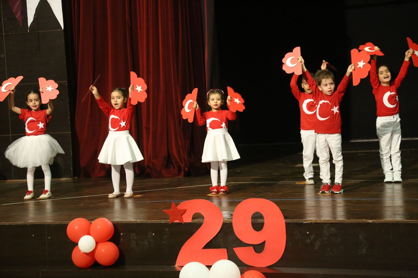 Döşemealtı’nda Cumhuriyet Coşkusu Minik Öğrencilerin Gösterileriyle Yaşandı (2)