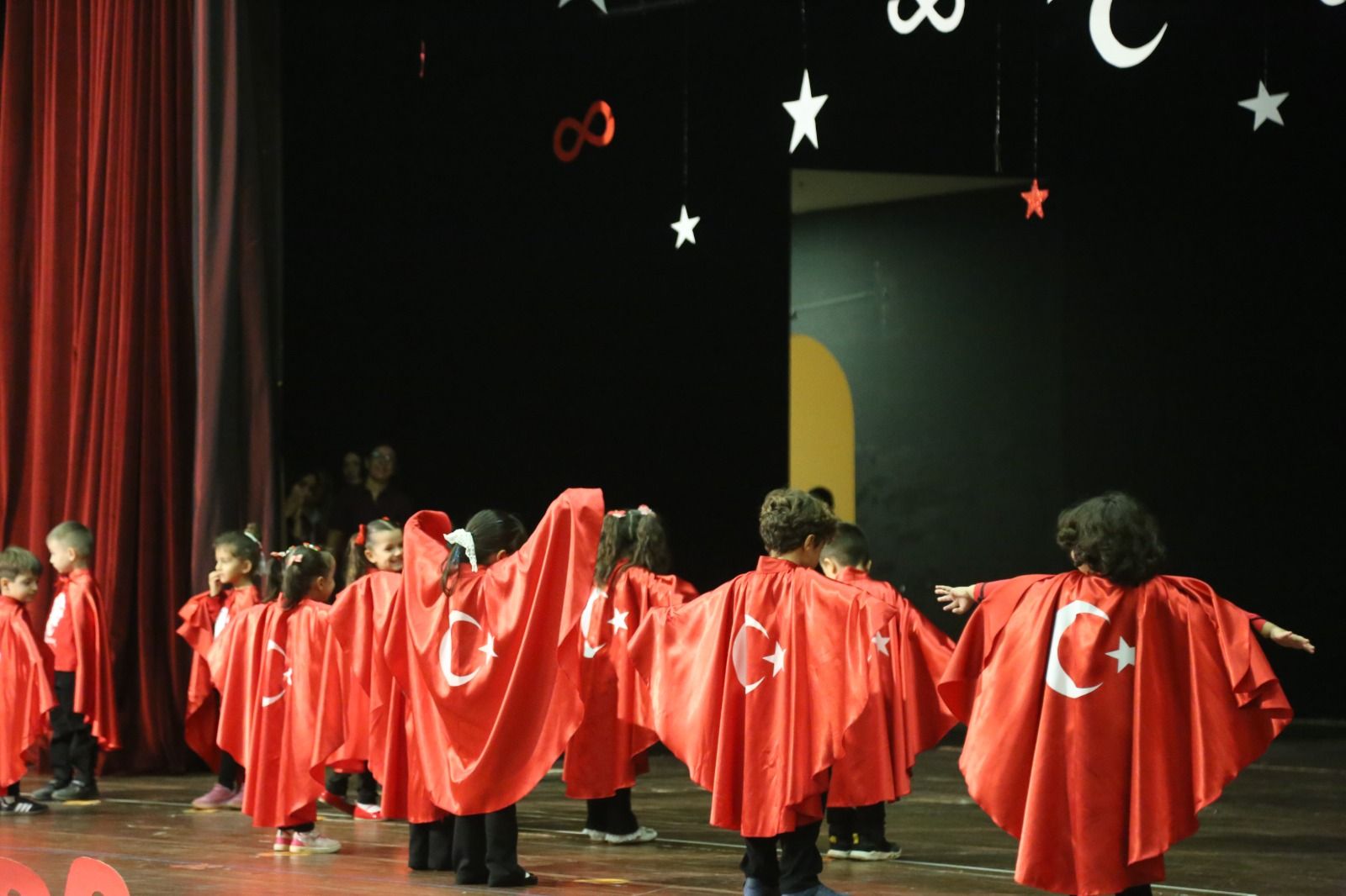 Döşemealtı’nda Cumhuriyet Coşkusu Minik Öğrencilerin Gösterileriyle Yaşandı (4)
