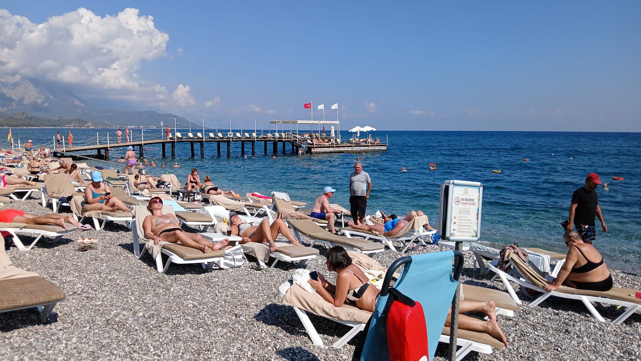Kemer'de Sonbaharda Plajlar Doldu Taştı (1)-1