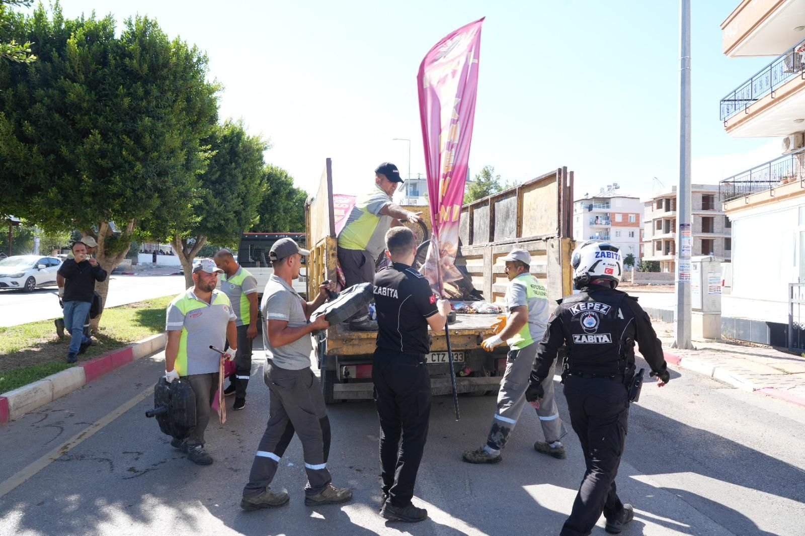 Kepez Belediyesi Ekipleri Yol Ve Kaldırımlardaki Rezalete ‘Dur’ Dedi (2)