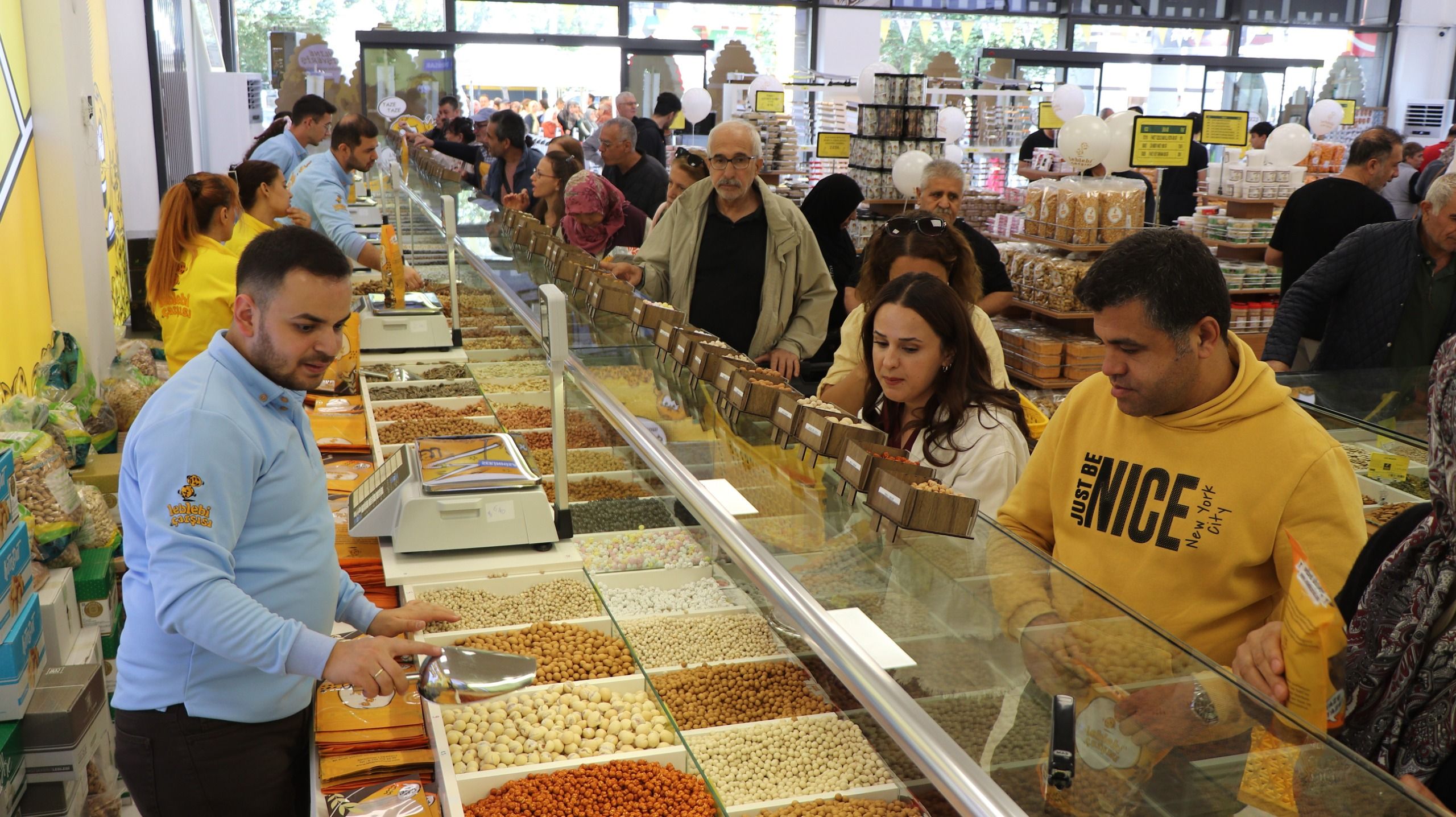 Leblebi Çarşısı Antalya’da Açıldı! Yüzlerce Kişi Gece Yarısından Itibaren Kuyruğa Girdi (6)