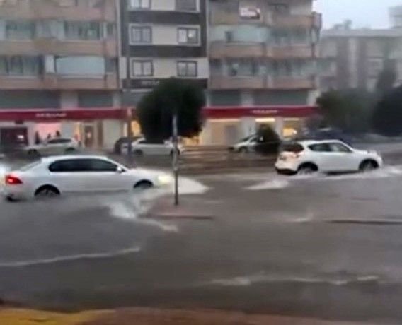 Mersinde Saganak Hayati Felc Etti (1)