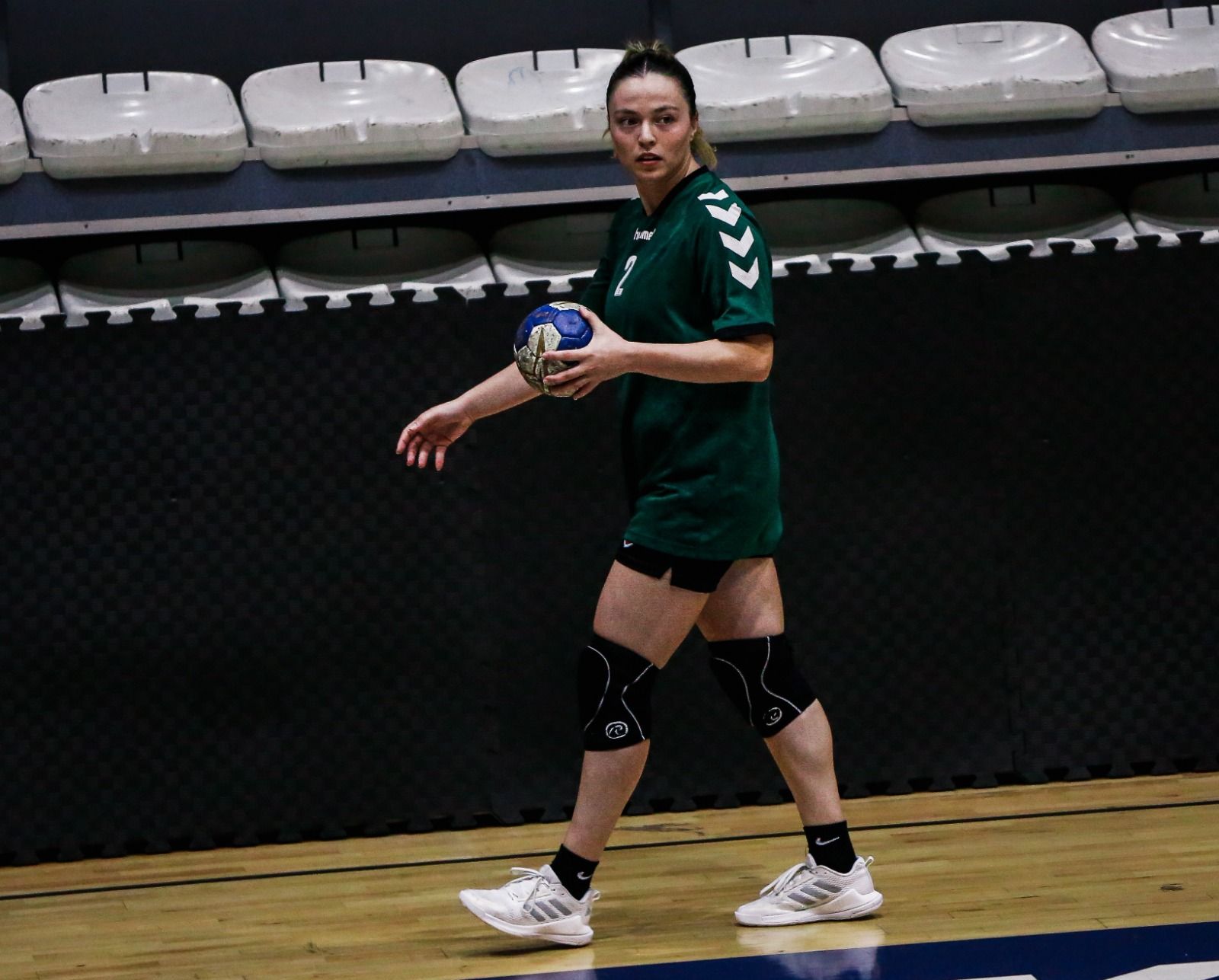 Yağmur Aktay, Golleriyle Kepez’i Sırtlıyor! İşte Hentbol Takımının Dikkat Çeken Istatistikleri (2)
