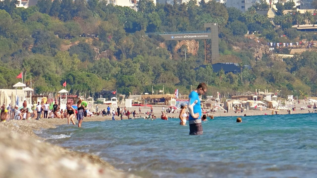 Antalya’da deniz suyu sıcaklığı ve hava sıcaklığı eşitlendi