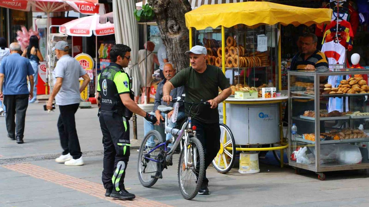 Antalya’da para birimi değişti… Esnafın "Euro" olarak satış yapması vatandaşları alışverişten vazgeçirdi