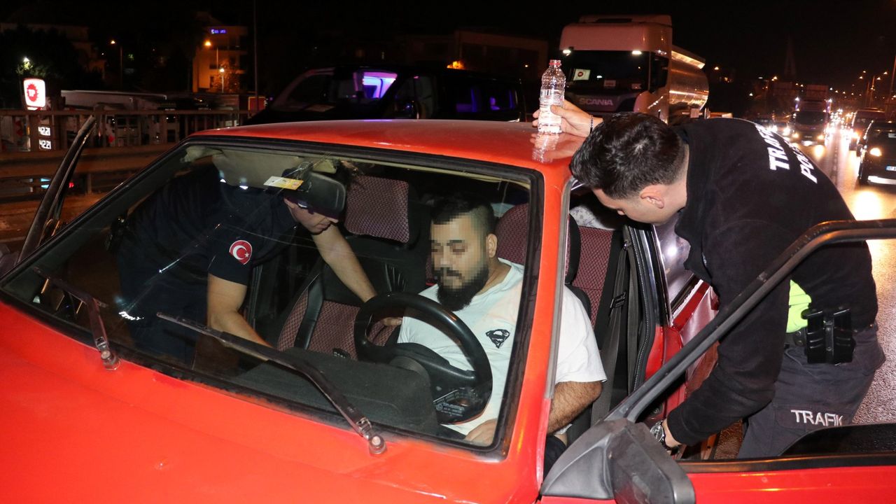 Antalya’da yolun ortasında aracında uyuyup kalan alkollü sürücü, trafiği kilitledi