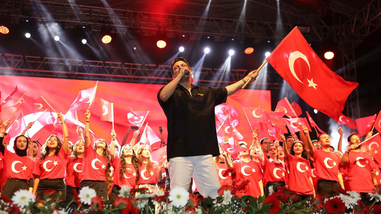 Alanya'da 7'den 70'e Cumhuriyet coşkusu