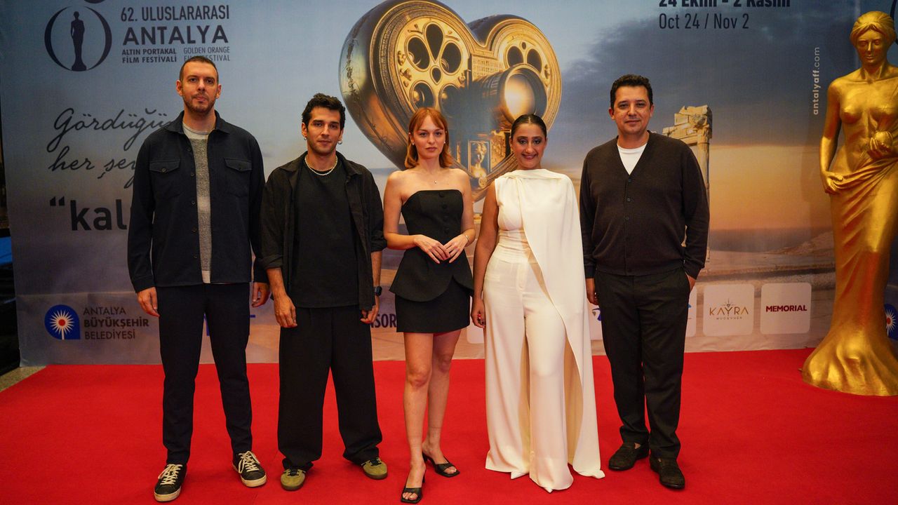 Altın Portakal’ın ilk günün heyecanı geride kaldı… 'Gelin Takımı 2' filminin galasıyla tamamlandı