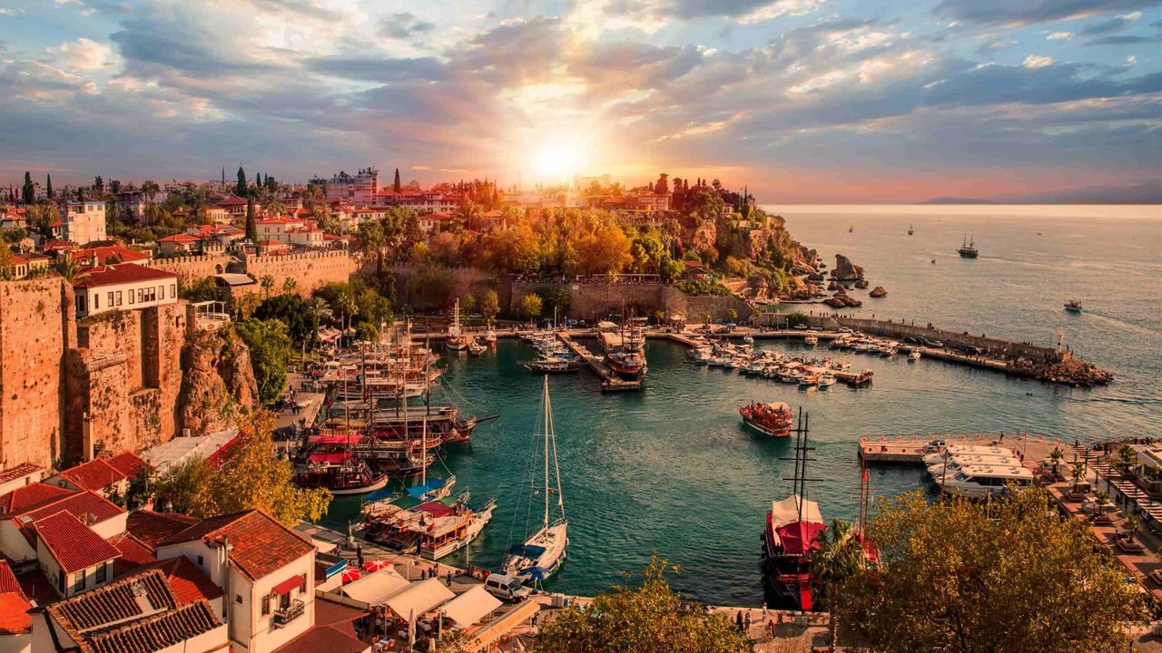Antalya'nın sessiz kalkanları... Şehri kuşatan tarihi surlar!