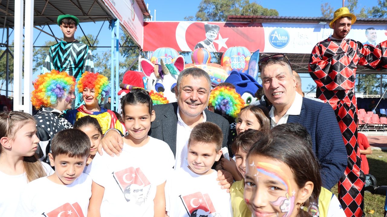 Aksu'da 29 Ekim'e özel şenlik... Çocuklar doyasıya bayramı yaşadı