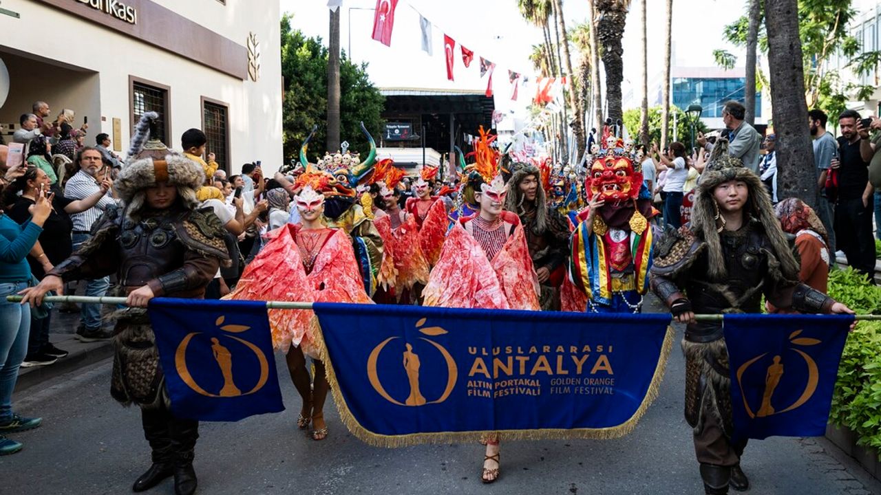 Antalya sokaklarında Altın Portakal heyecanı! Antalyalılar korteje akın etti