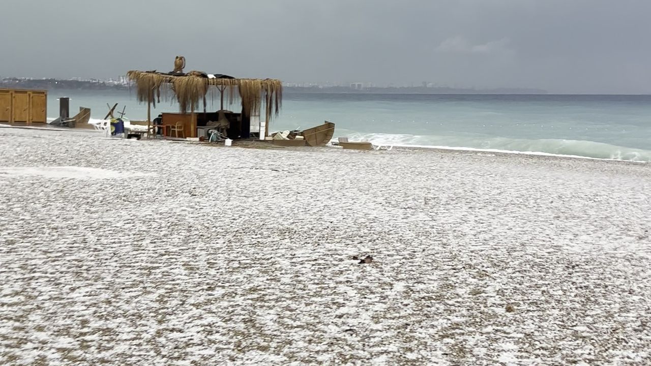 Antalya'da dolu felaketi! Konyaaltı Sahili beyaza büründü