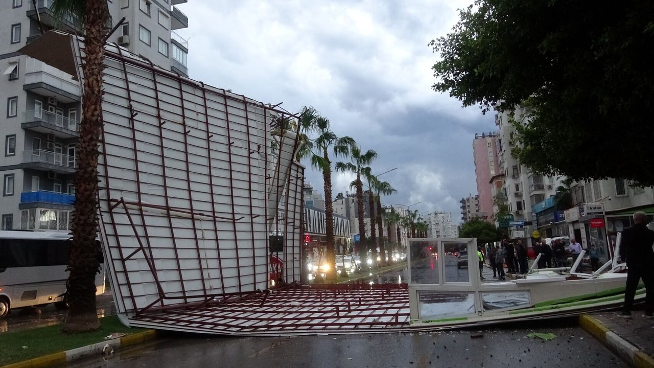 Antalya’da facianın eşiğinden dönüldü... Tonlarca ağırlıktaki çatı yola savruldu