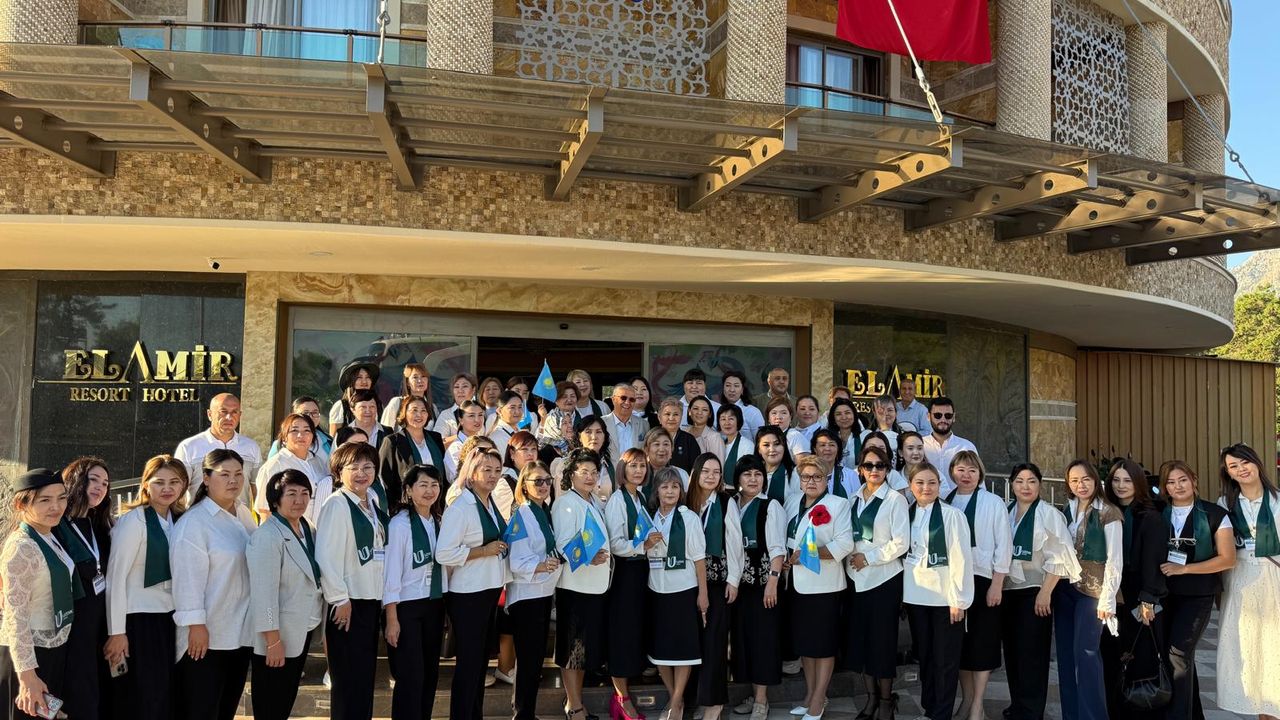 Başkan Topaloğlu Kazakistanlı öğretmenlerle bir araya geldi