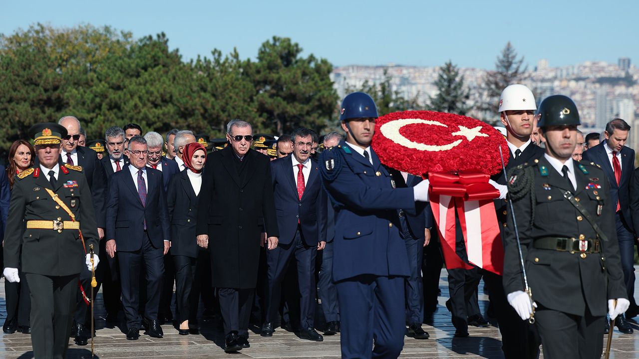 Cumhurbaşkanı Erdoğan başkanlığındaki devlet erkanı Anıtkabir’i ziyaret etti