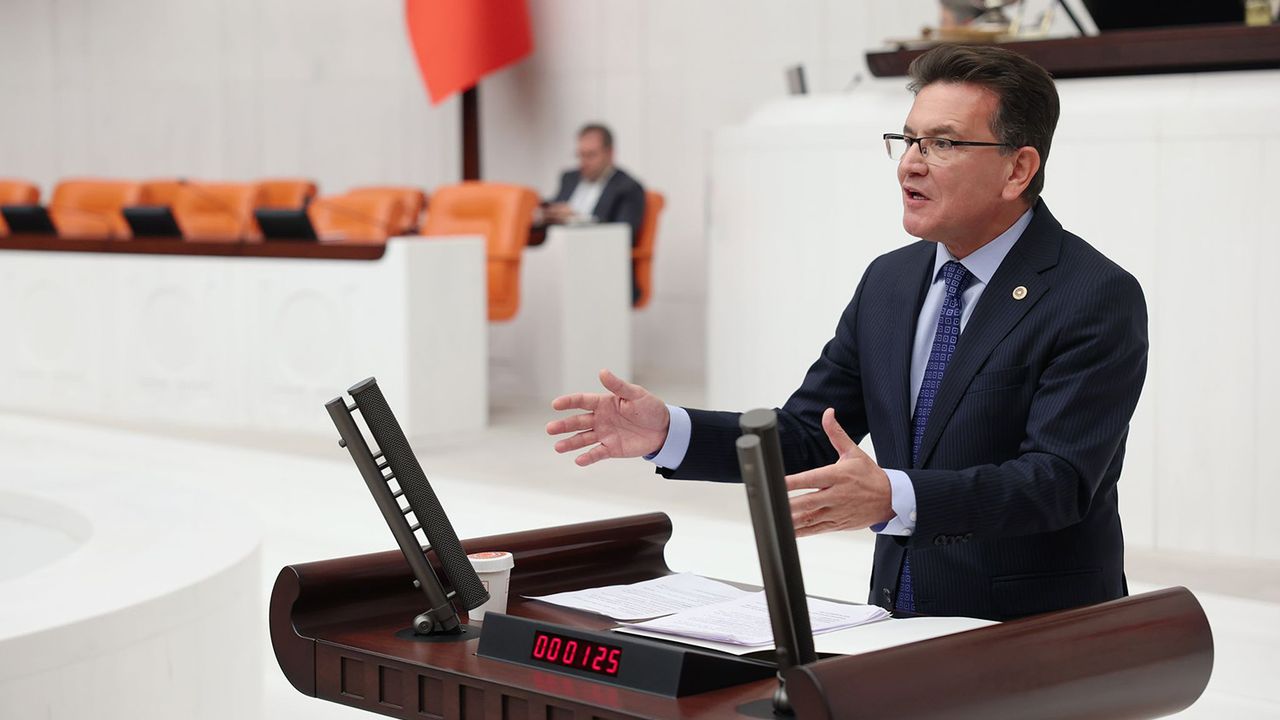 Atay Uslu: “Cumhuriyetimizin 102. yılı kutlu olsun”