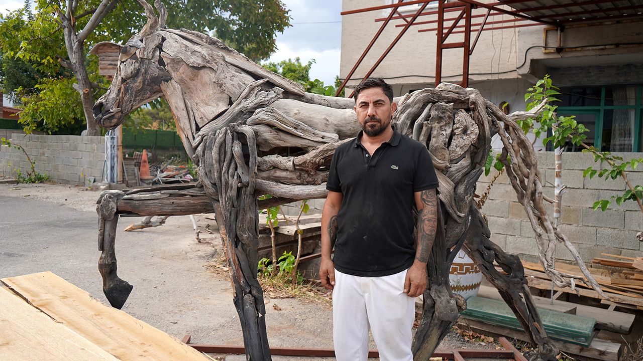 Doğanın atıklarını sanata dönüştürüyor