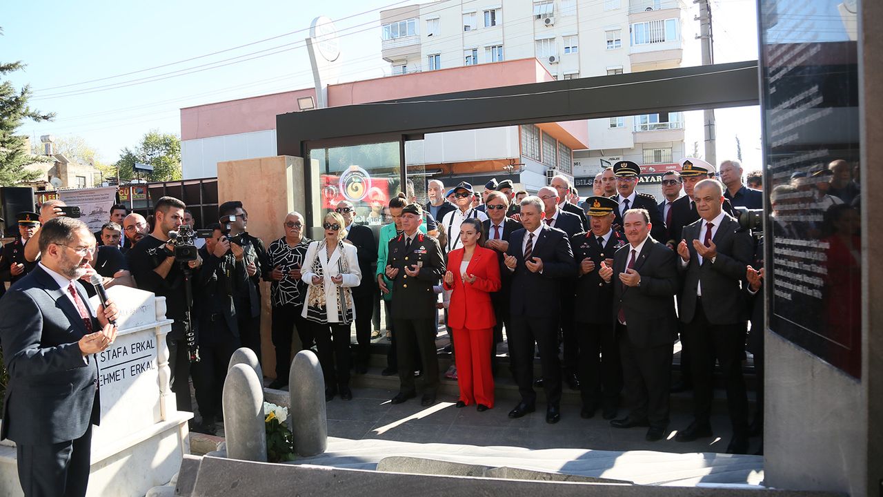 Dünya tarihinde ilk defa uçak gemisi batıran Topçu Yüzbaşı Aker'in anıt mezarı açıldı