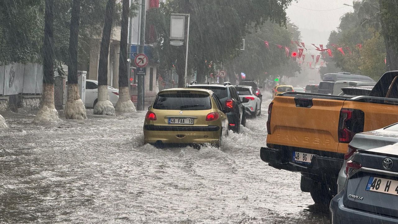 Fethiye’de sağanak yağış nedeniyle ev ve iş yerleri sular altında kaldı