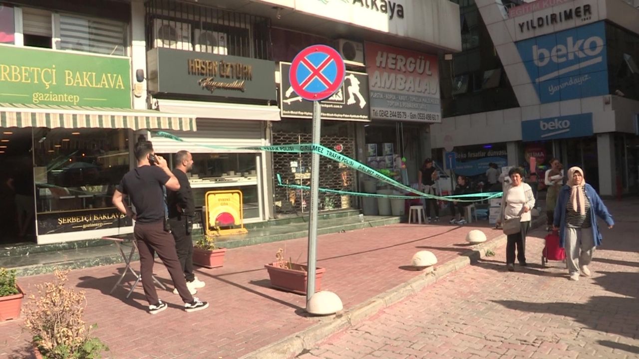 Antalya'da film gibi soygun! Kameraları boyayıp, kasayı delerek 5 kilo altın çalıp kaçtılar