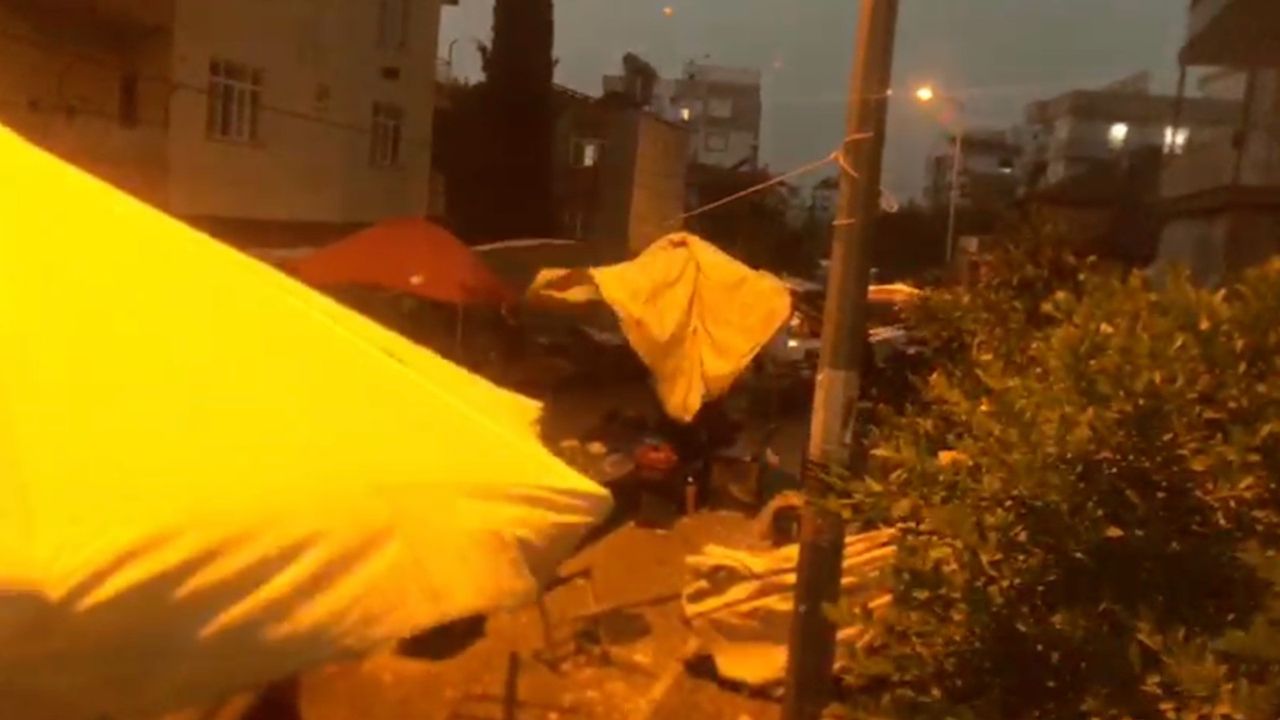 Antalya’da fırtına pazar yerini savaş alanına çevirdi