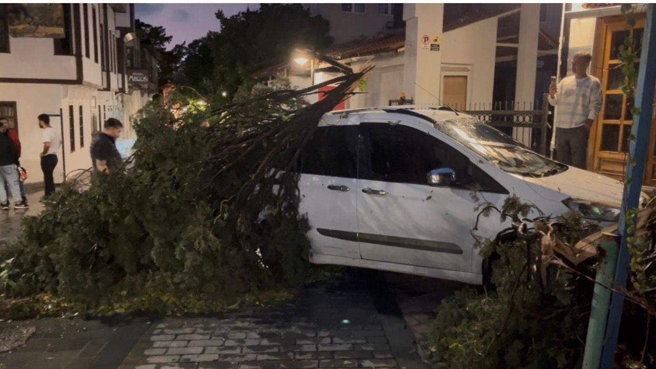 Antalya’da fırtına ağacı arabanın üstüne devirdi... Büyük çaplı hasar meydana geldi